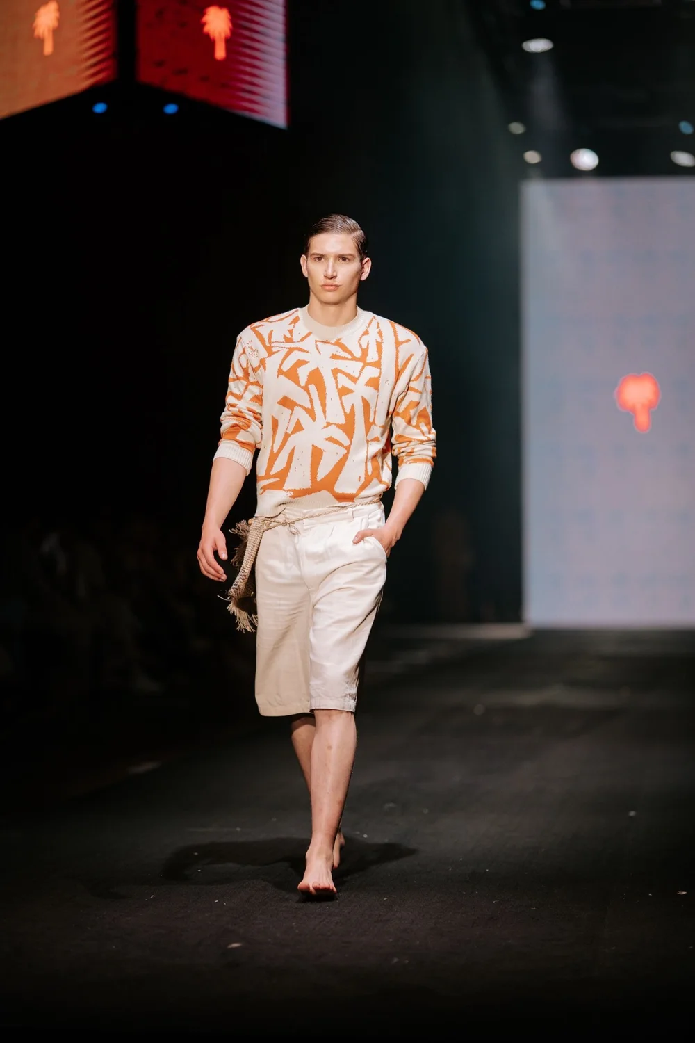 Camilo Votteler desfilando en pasarela durante un show de moda
